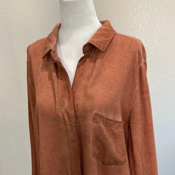 LIKE NEW UMGEE BUTTON DOWN TOP - Picture 2 of 10